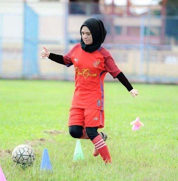 Cantiknya Nur Indah, Pesepakbola Wanita Berhijab