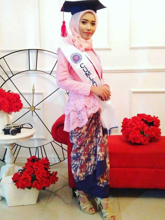 Tampil Menarik Saat Wisuda ala Fitra Fatika Masyitoh