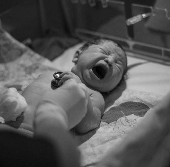 Mengharukan, Detik-detik Persalinan Putra Oki Setiana Dewi