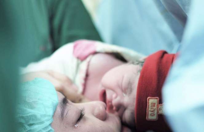 Mengharukan, Detik-detik Persalinan Putra Oki Setiana Dewi