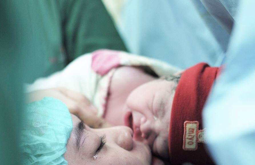 Mengharukan, Detik-detik Persalinan Putra Oki Setiana Dewi