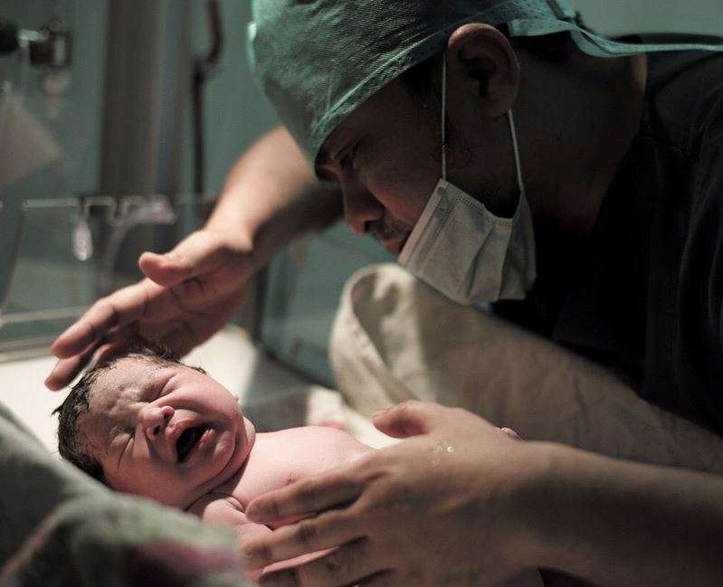 Mengharukan, Detik-detik Persalinan Putra Oki Setiana Dewi