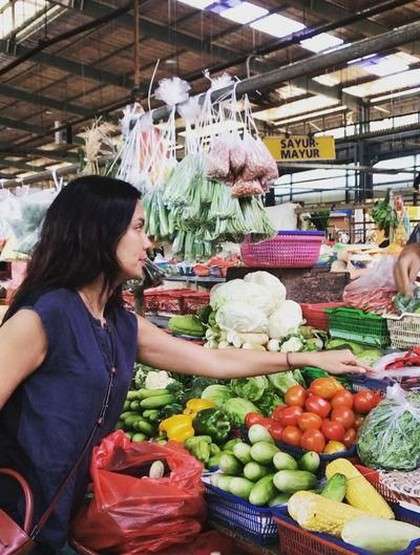 5 Pesohor Ini Tak Gengsi Naik Ojek, Makan di Pinggir Jalan