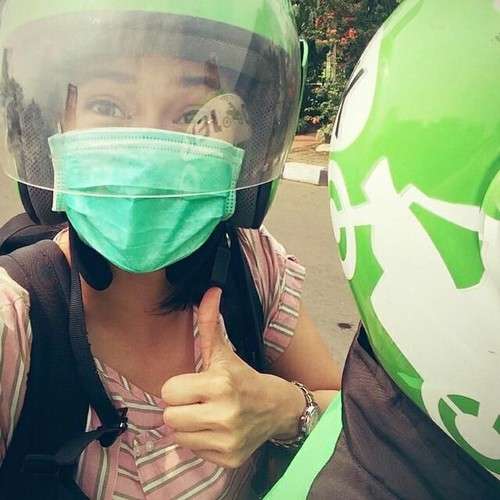 5 Pesohor Ini Tak Gengsi Naik Ojek, Makan di Pinggir Jalan