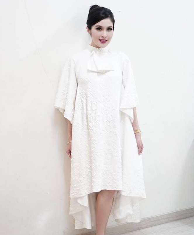 Hamil Tua, Sandra Dewi Makin Cantik