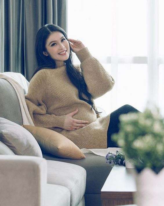Hamil Tua, Sandra Dewi Makin Cantik