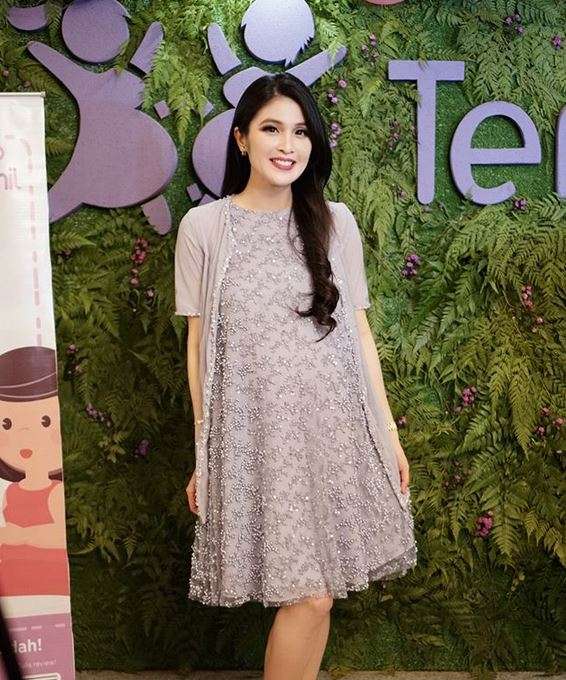 Hamil Tua, Sandra Dewi Makin Cantik