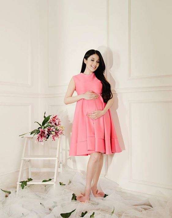 Hamil Tua, Sandra Dewi Makin Cantik