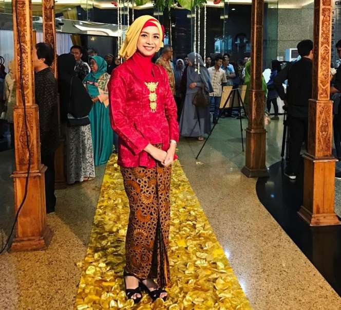 Tampil Kece di Kondangan dengan Kebaya Merah ala Nova