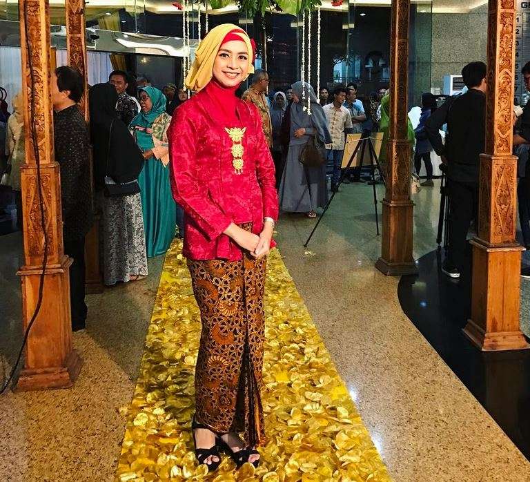 Tampil Kece di Kondangan dengan Kebaya Merah ala Nova