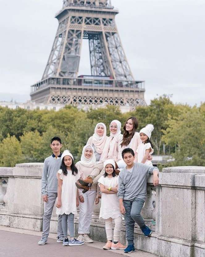 Beda Keyakinan, Ini Momen Harmonis Shandy Aulia dan Keluarga