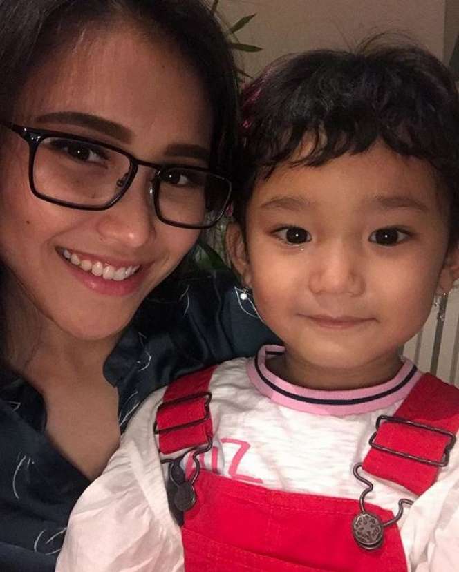 4 Seleb yang Jadi Single Parent di Usia Muda