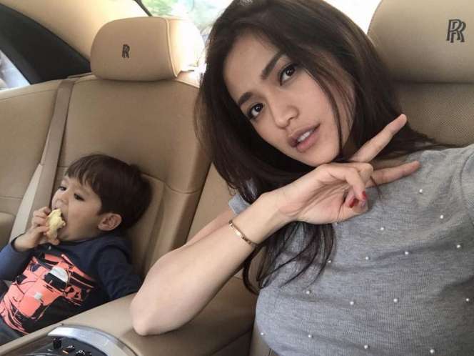 4 Seleb yang Jadi Single Parent di Usia Muda