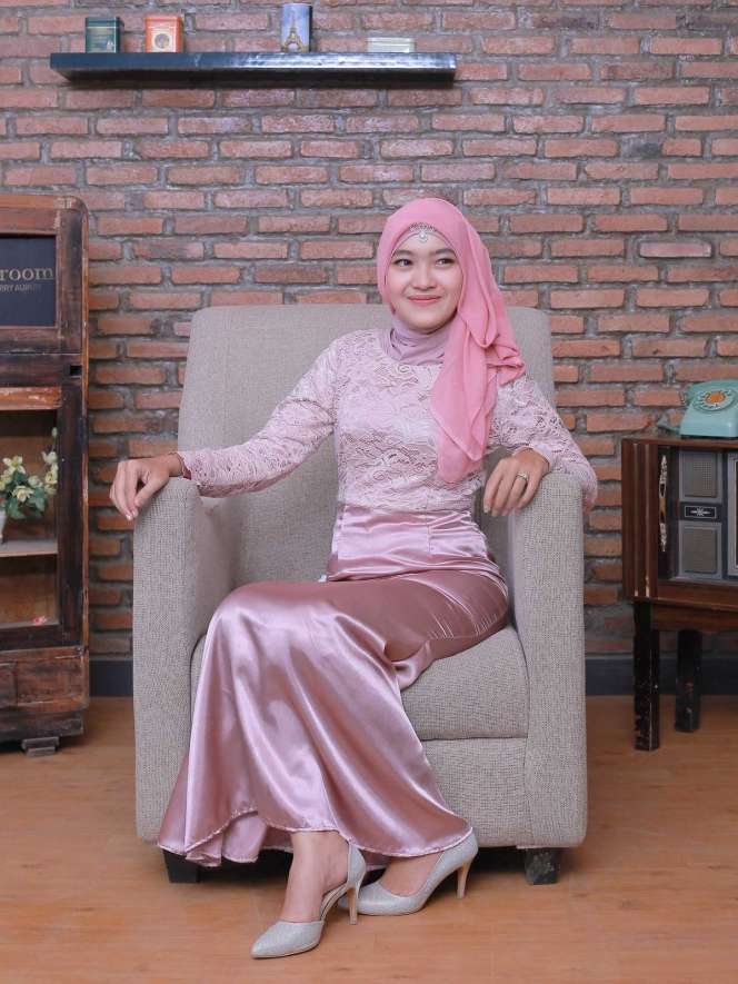 Feminin ala Nurul Fatia dengan Dress Pink