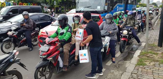 Sambut Hari Ibu, KLN Bagikan Bunga Mawar ke Pengguna Jalan