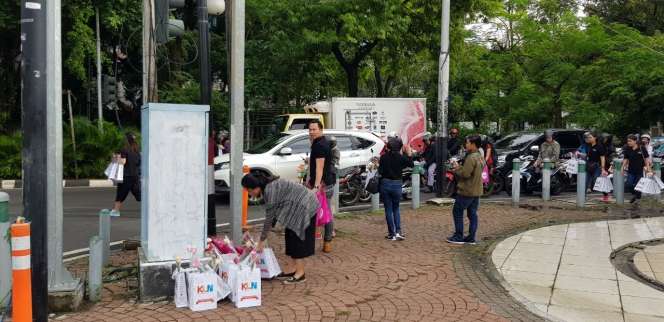 Sambut Hari Ibu, KLN Bagikan Bunga Mawar ke Pengguna Jalan