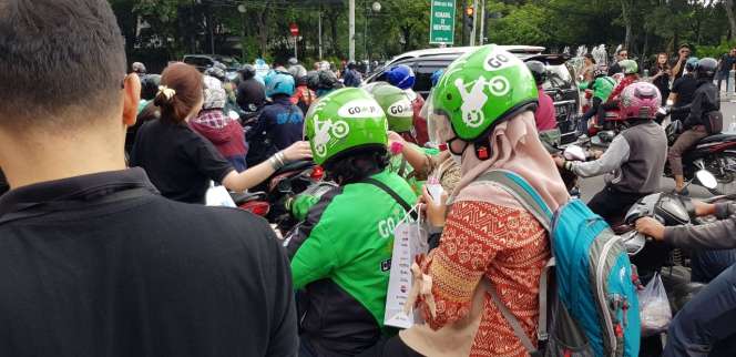 Sambut Hari Ibu, KLN Bagikan Bunga Mawar ke Pengguna Jalan
