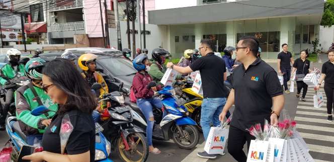 Sambut Hari Ibu, KLN Bagikan Bunga Mawar ke Pengguna Jalan