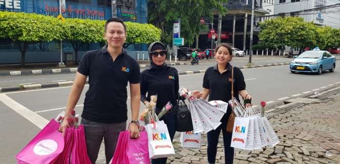 Sambut Hari Ibu, KLN Bagikan Bunga Mawar ke Pengguna Jalan