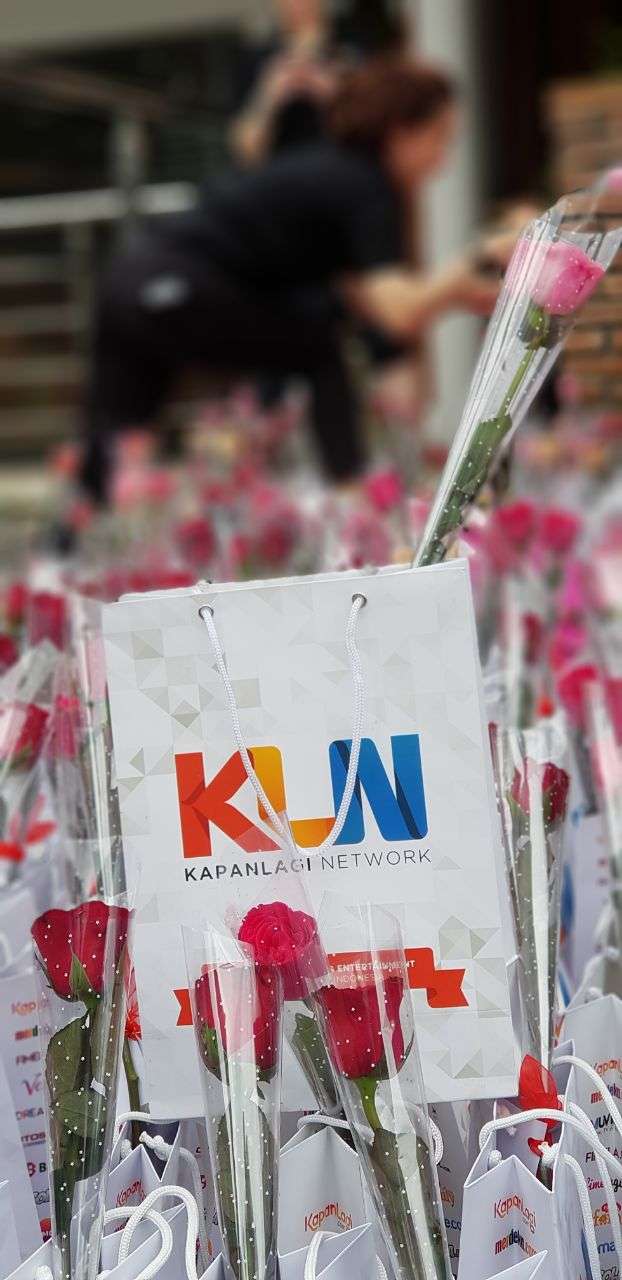 Sambut Hari Ibu, KLN Bagikan Bunga Mawar ke Pengguna Jalan