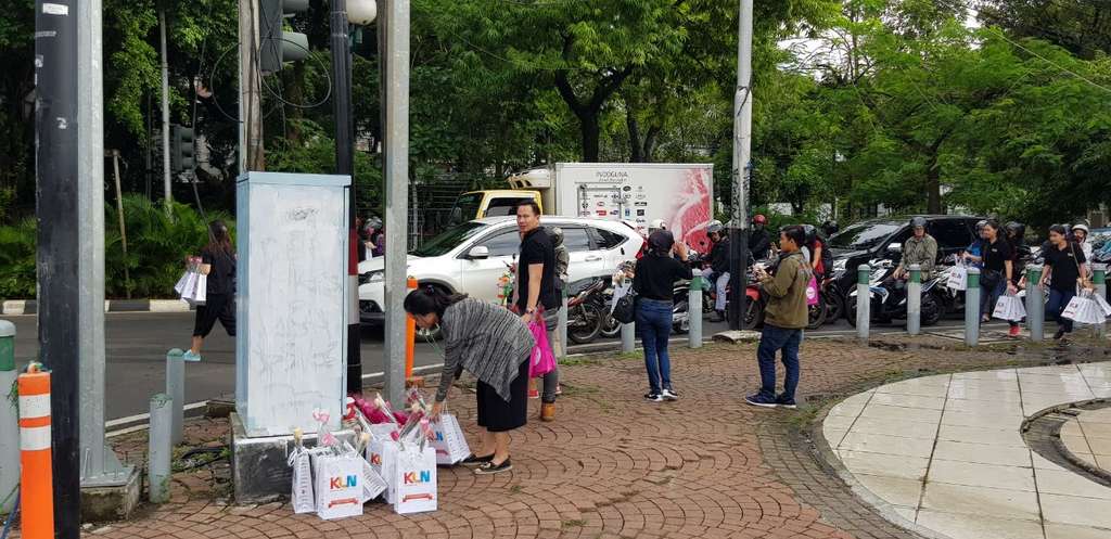 Sambut Hari Ibu, KLN Bagikan Bunga Mawar ke Pengguna Jalan