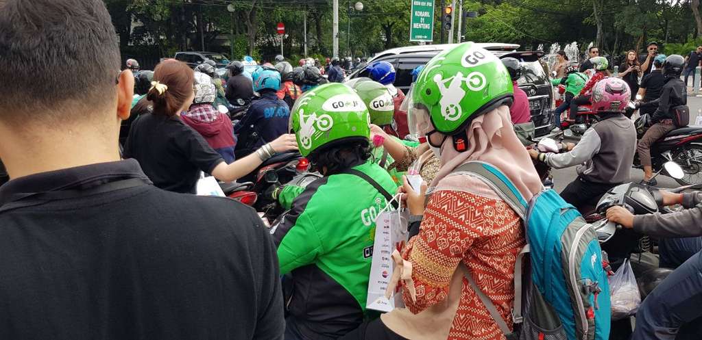 Sambut Hari Ibu, KLN Bagikan Bunga Mawar ke Pengguna Jalan