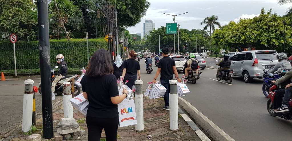 Sambut Hari Ibu, KLN Bagikan Bunga Mawar ke Pengguna Jalan