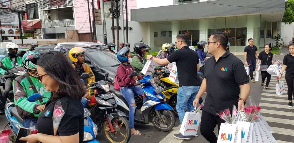 Sambut Hari Ibu, KLN Bagikan Bunga Mawar ke Pengguna Jalan