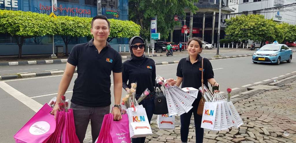 Sambut Hari Ibu, KLN Bagikan Bunga Mawar ke Pengguna Jalan