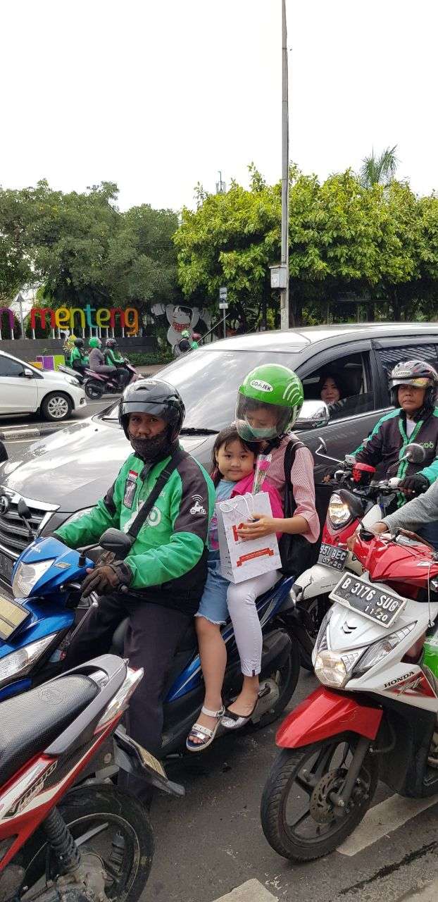 Sambut Hari Ibu, KLN Bagikan Bunga Mawar ke Pengguna Jalan