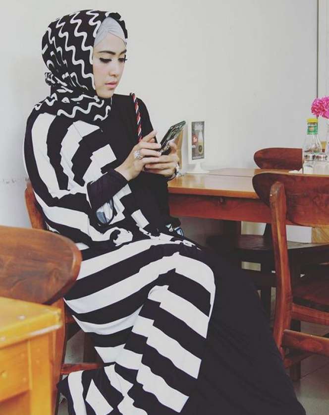 April Jasmine, Istri Ustaz Solmed yang Selalu Tampil Stylish