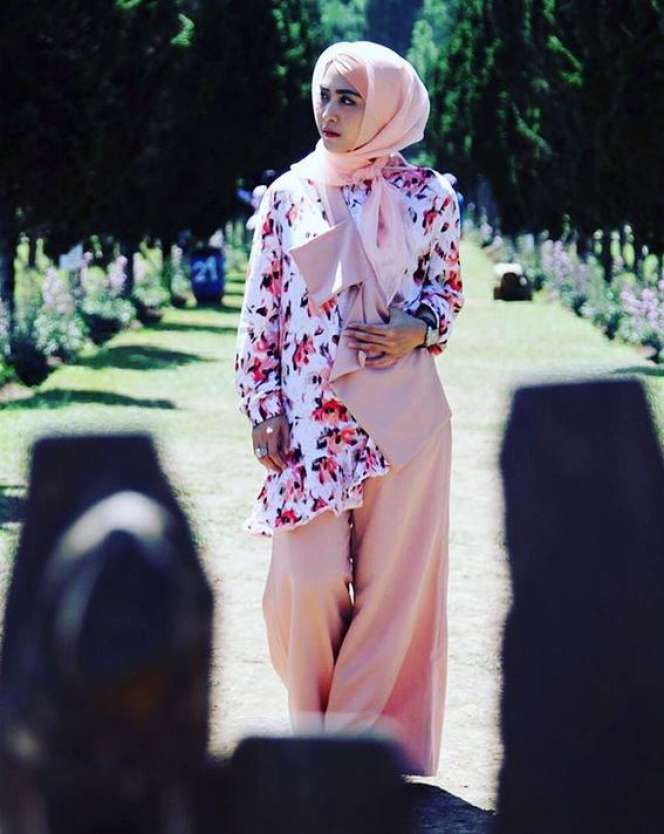 April Jasmine, Istri Ustaz Solmed yang Selalu Tampil Stylish