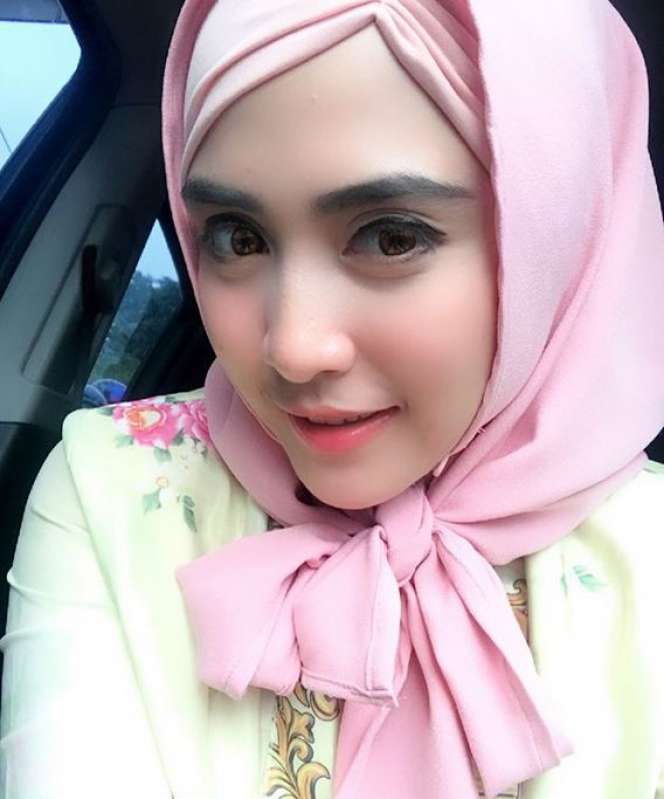 April Jasmine, Istri Ustaz Solmed yang Selalu Tampil Stylish