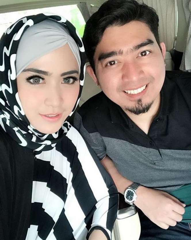 April Jasmine, Istri Ustaz Solmed yang Selalu Tampil Stylish
