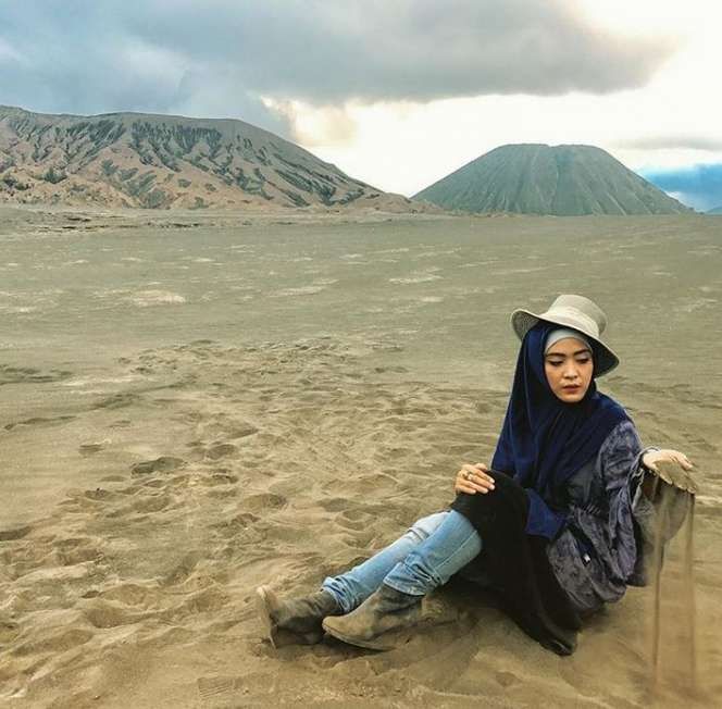 April Jasmine, Istri Ustaz Solmed yang Selalu Tampil Stylish