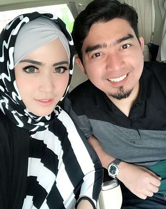 April Jasmine, Istri Ustaz Solmed yang Selalu Tampil Stylish