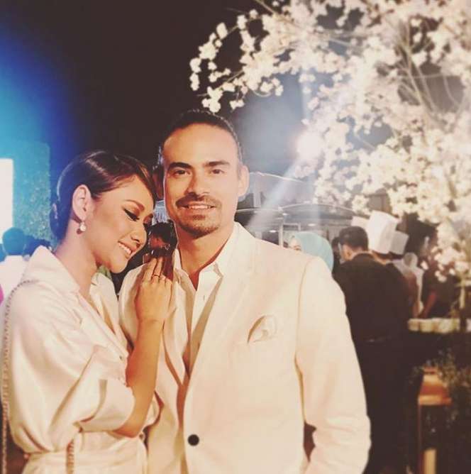 Romantis, 5 Gaya Artis Saat Kondangan Bareng Pasangan