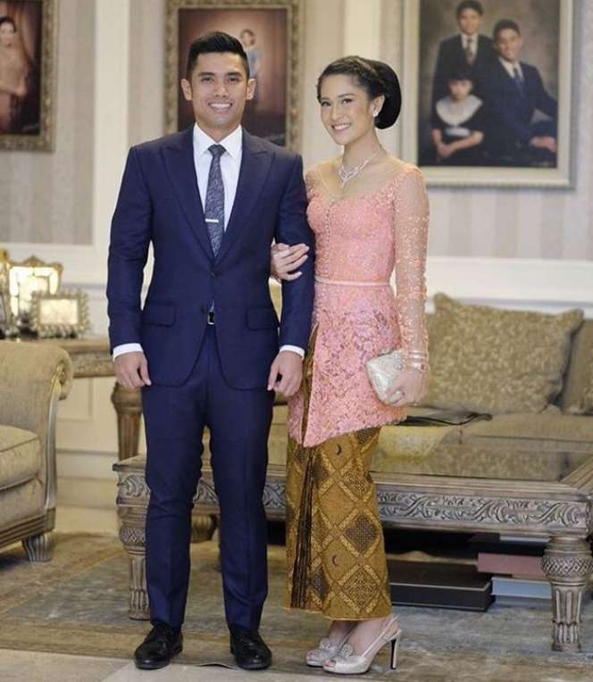 Romantis, 5 Gaya Artis Saat Kondangan Bareng Pasangan