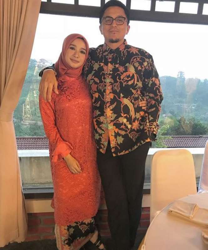 Romantis, 5 Gaya Artis Saat Kondangan Bareng Pasangan