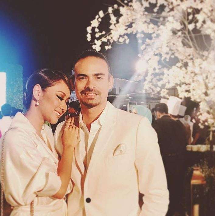 Romantis, 5 Gaya Artis Saat Kondangan Bareng Pasangan