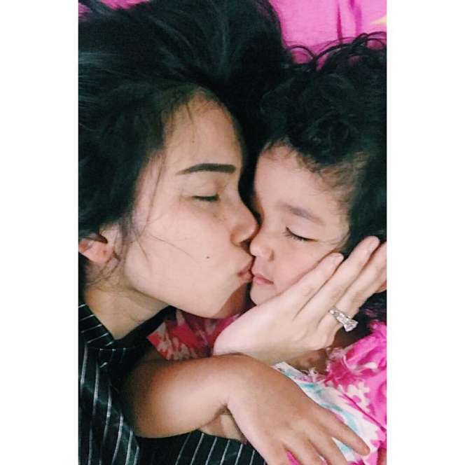 Pose 6 Artis Cantik Saat Tidur, Masih Kece Gak? 