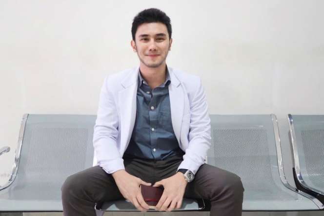 Dokter Anton Tanjung, Pesonanya Bikin Ingin Jatuh 'Sakit'