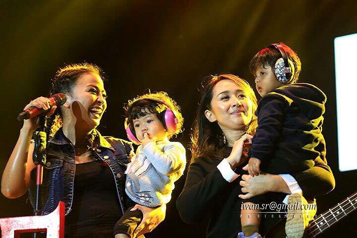  Keren! Lihat Gaya Mama Rocker Urus Bocah