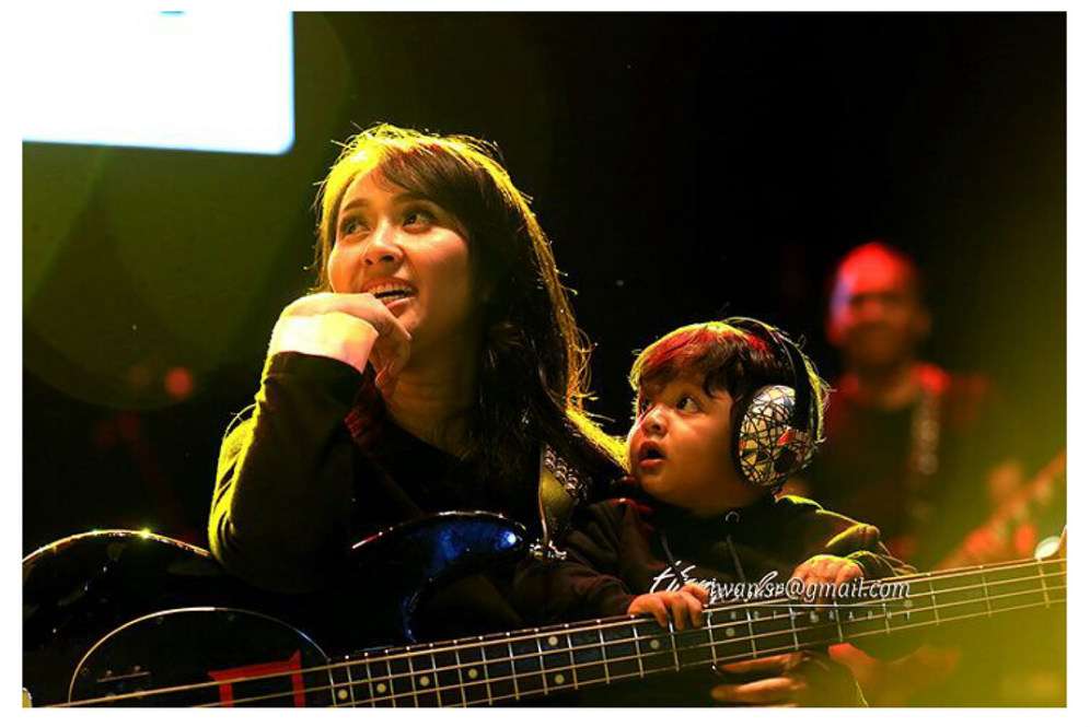  Keren! Lihat Gaya Mama Rocker Urus Bocah
