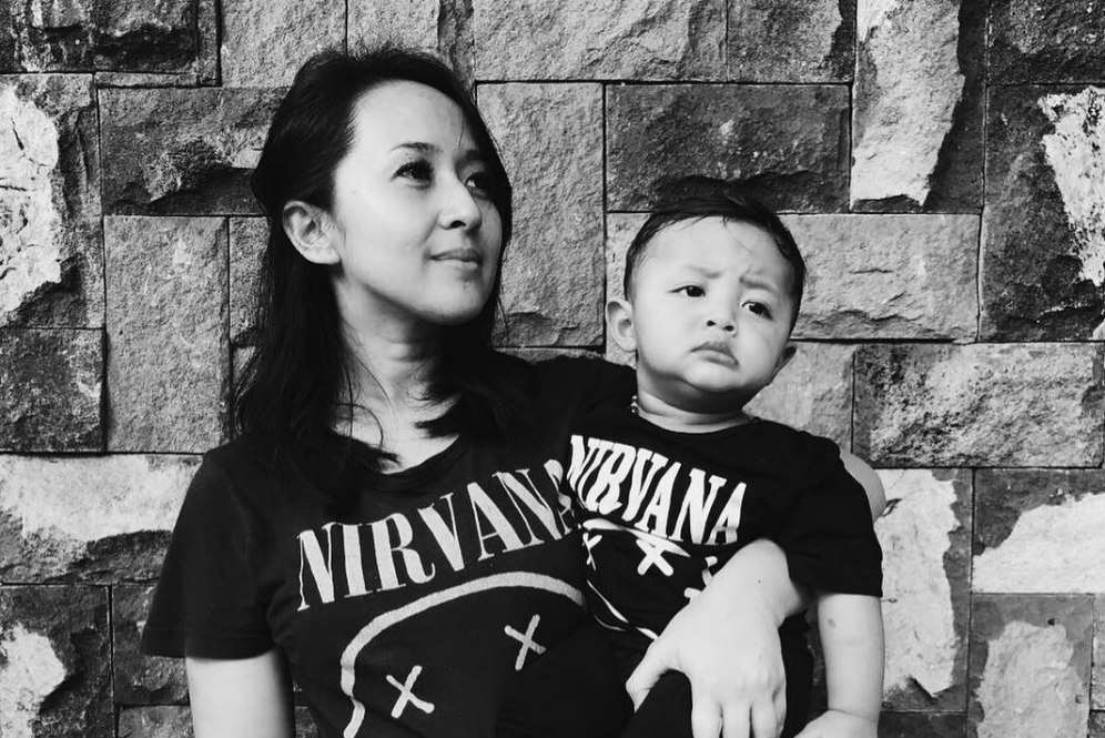  Keren! Lihat Gaya Mama Rocker Urus Bocah