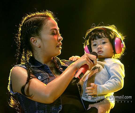  Keren! Lihat Gaya Mama Rocker Urus Bocah