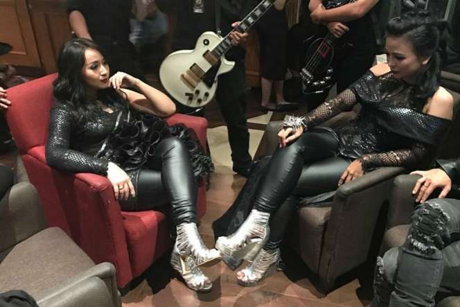  Keren! Lihat Gaya Mama Rocker Urus Bocah