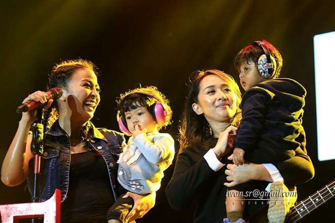  Keren! Lihat Gaya Mama Rocker Urus Bocah