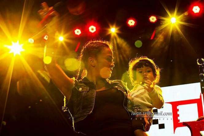  Keren! Lihat Gaya Mama Rocker Urus Bocah