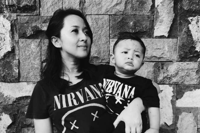  Keren! Lihat Gaya Mama Rocker Urus Bocah